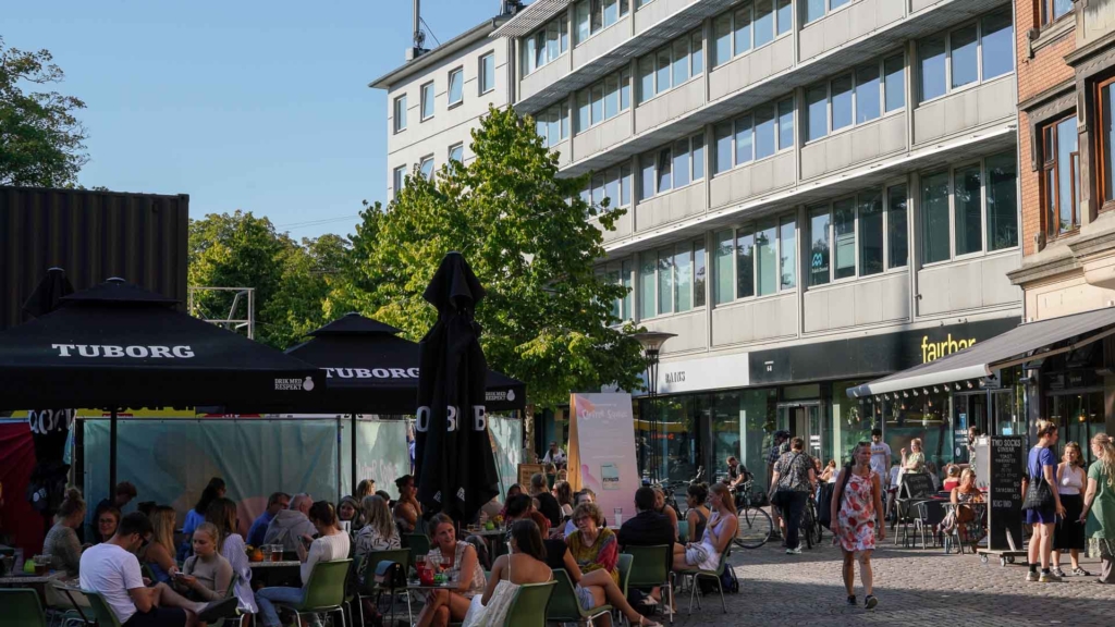 Fest og sommer foran Fairbar i Aarhus