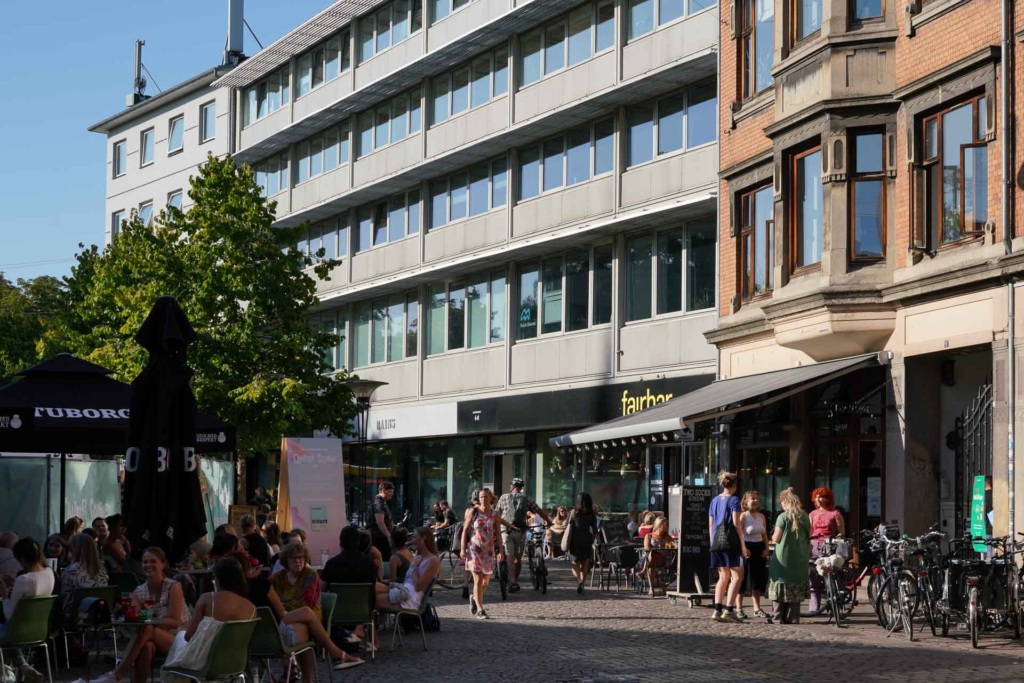 Masser af mennesker p&aring; Klostertorvet i Aarhus