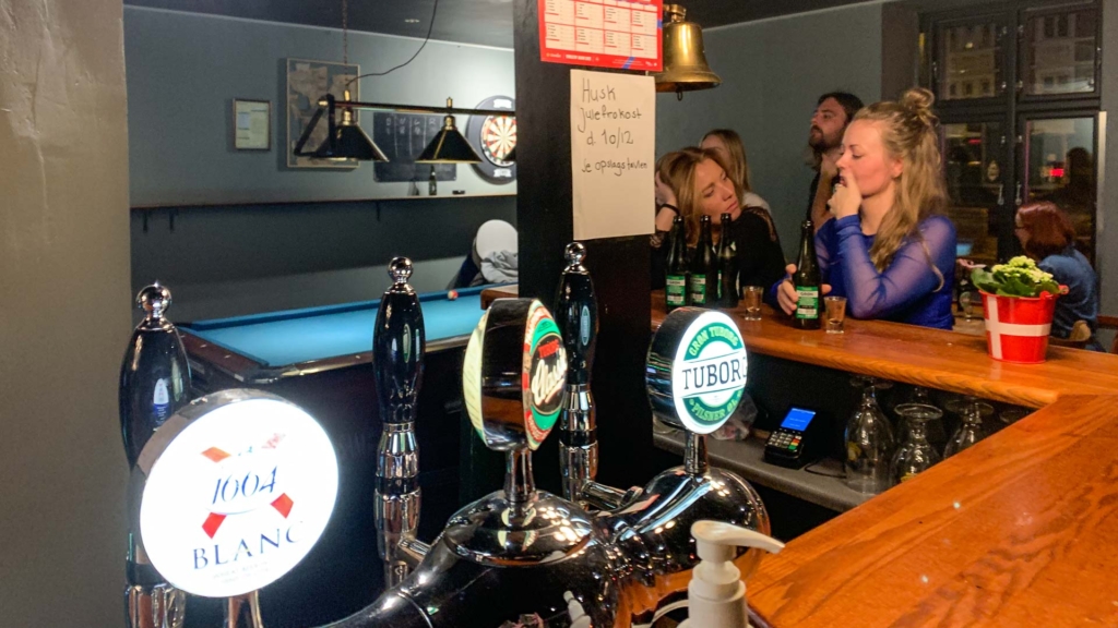 Et par &oslash;lhaner fra et stort bryggeri hos Harmonien i Aarhus