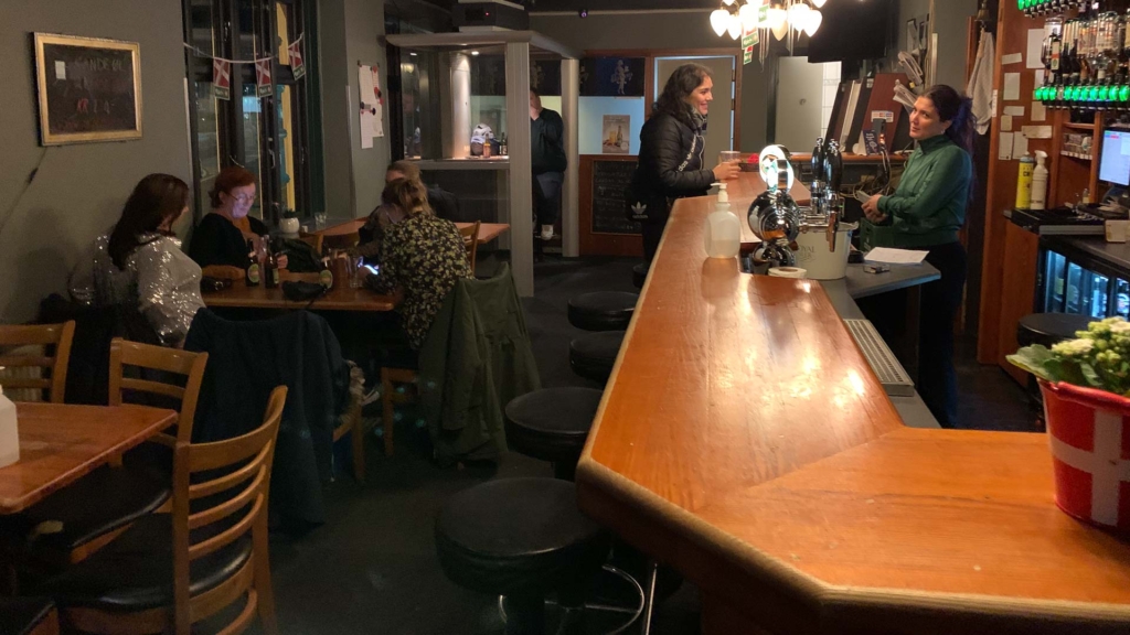 S&aring;dan ser Harmonien ud indenfor ved baren