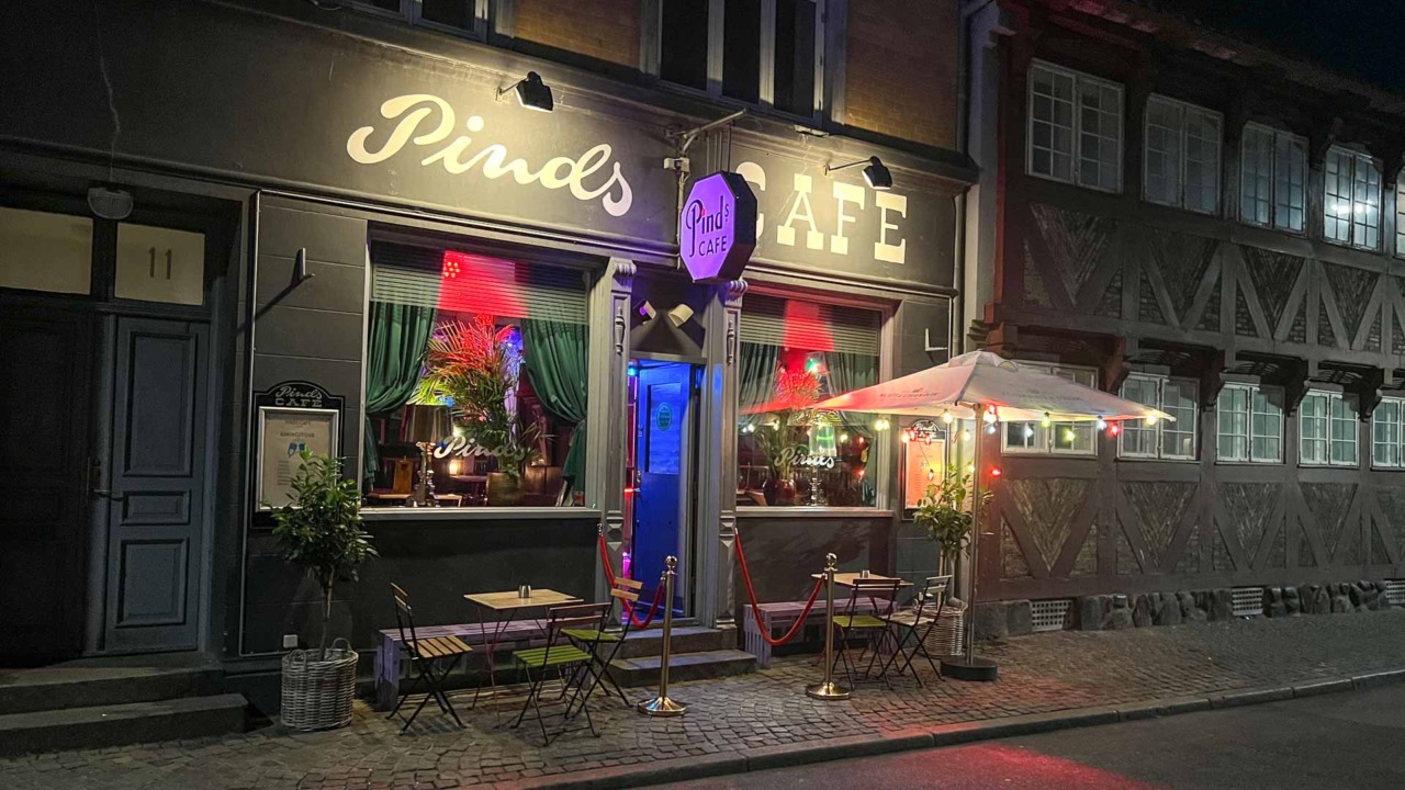 Pinds Cafe set udefra på Skolegade i Aarhus