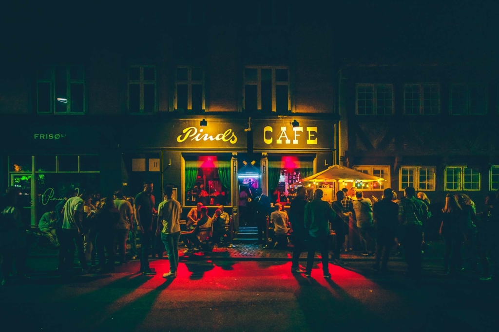 Fuld hus og mere til p&aring; Pinds Cafe i Skolegade i Aarhus