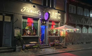 Pinds Cafe set udefra Skole af