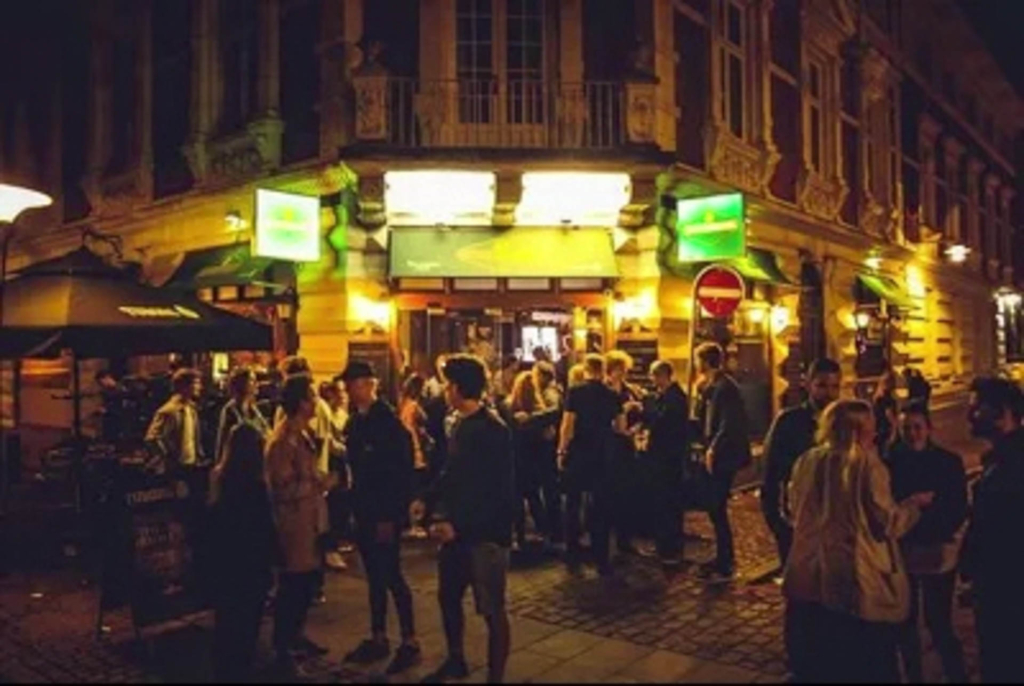 Fuld hus med g&aelig;ster en aften hos The Old Irish Pub i &Aring;rhus