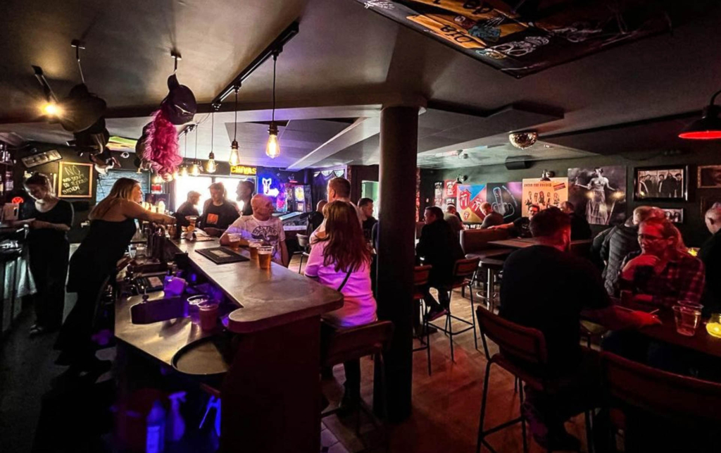 Fuld hus i nattelivet i baren hos den r&aring; rockbar i Skolegade