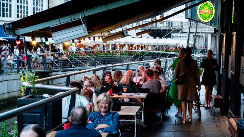 Willi's bar ved &aring;en i Aarhus en sensommerdag