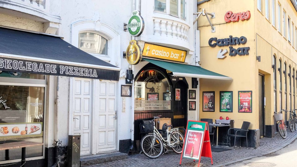 Casino Bar i Skolegade set udefra