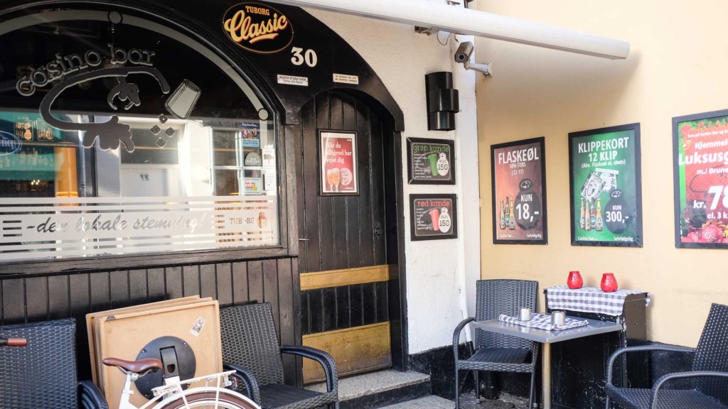 Indgangen til Casino Bar i Skolegade
