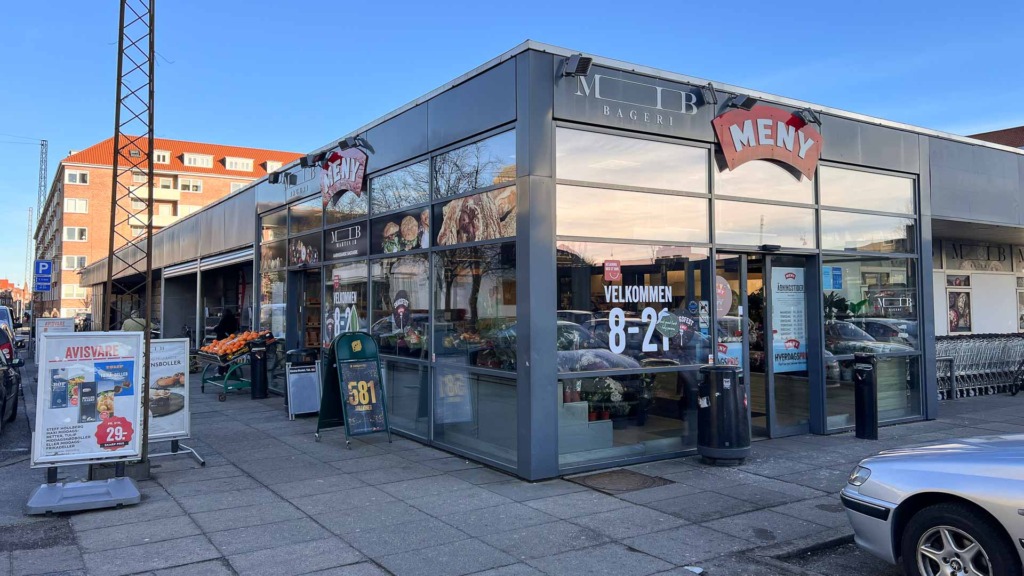 Meny på Langenæs og indgangen til MIB Bageri