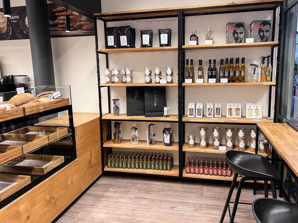 Der er meget få siddepladser hos MIB Bageri på Langenæs