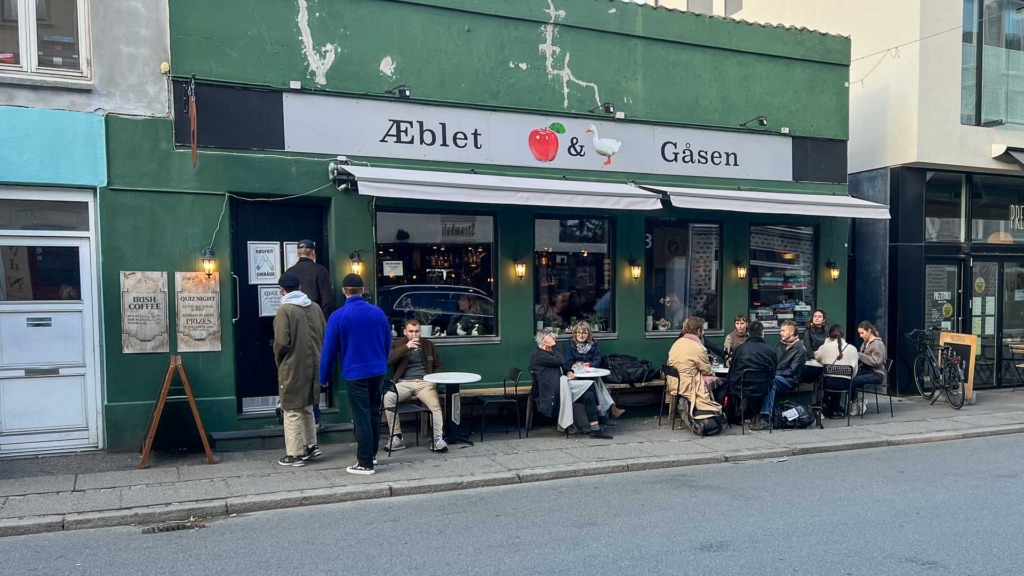 &AElig;blet og G&aring;sen i J&aelig;gerg&aring;rdsgade set udefra