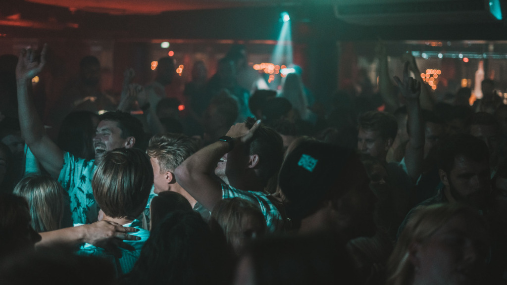 Fuld hus af dansende g&aelig;ster hos Clemens Bar