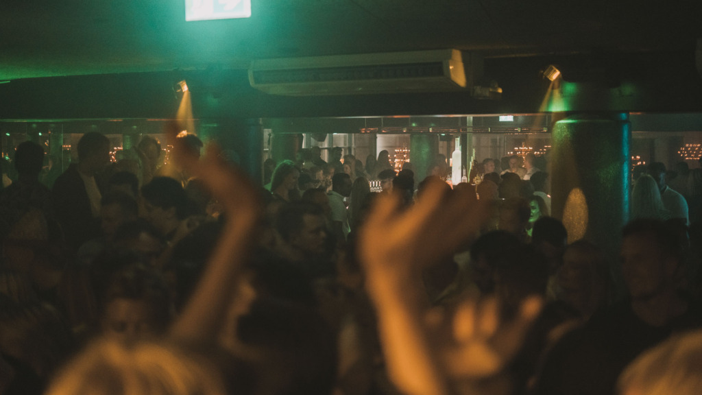 Fuld hus p&aring; dansegulvet hos Clemens Bar