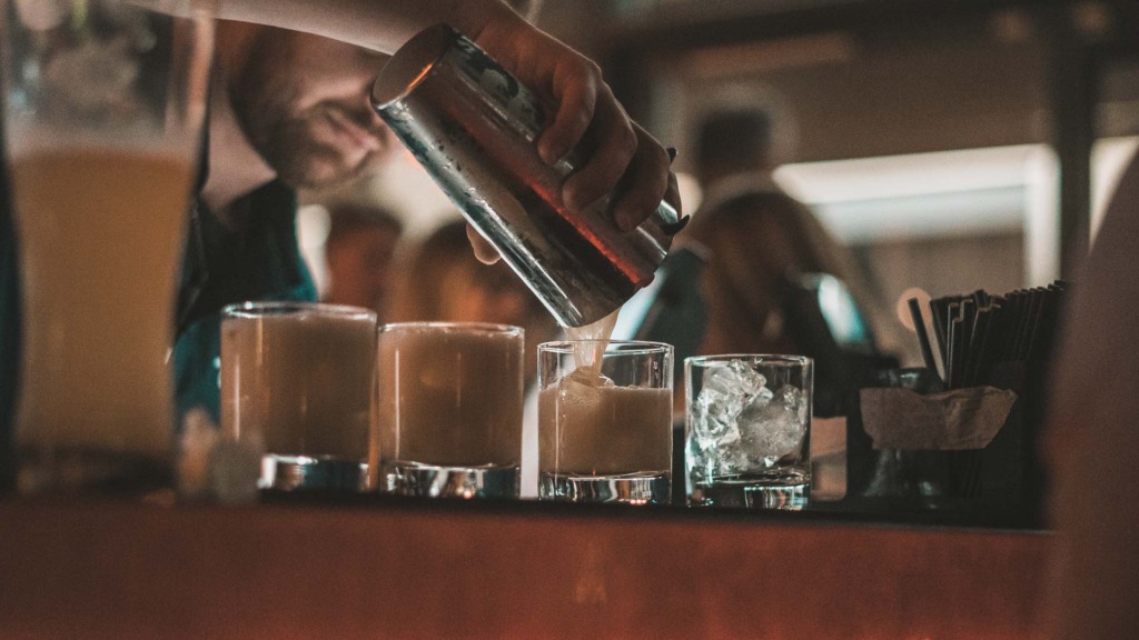 Lidt drinks en sen nattetime hos Clemens Bar