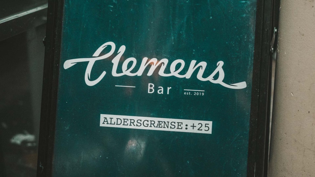 Skilt hos Clemens Bar ved &aring;en
