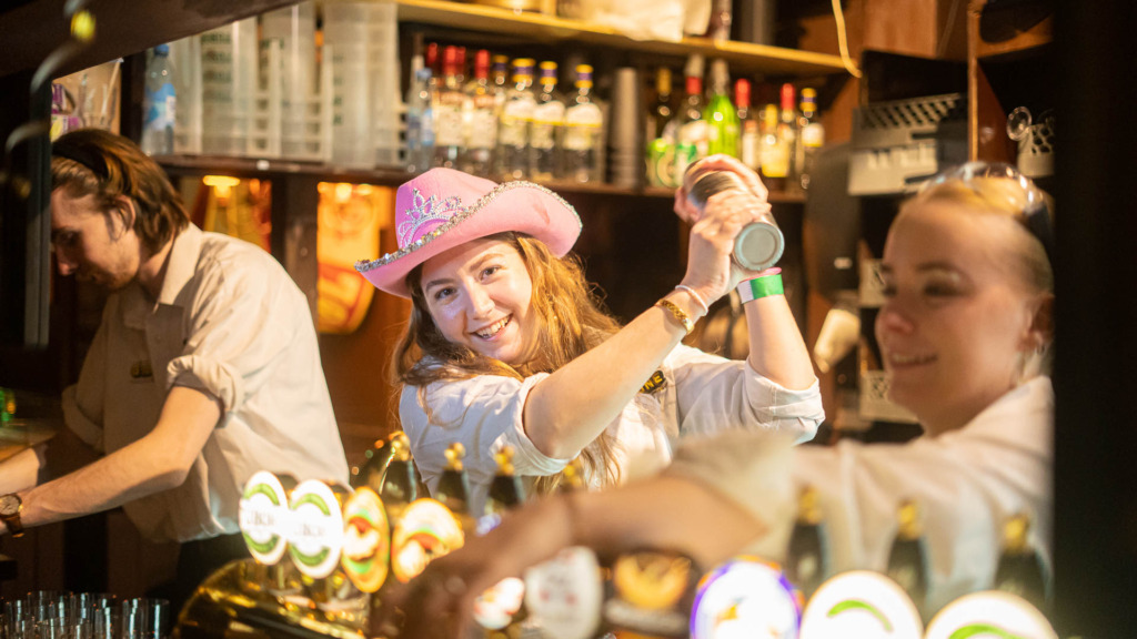 Gang i baren hos Den Gyldne Kro i Aarhus