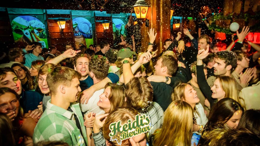 Her er mange unge hos Heidi's Bier Bar i Klostergade i Aarhus