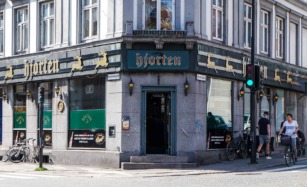 Hjorten på Vesterbro Torv set udefra