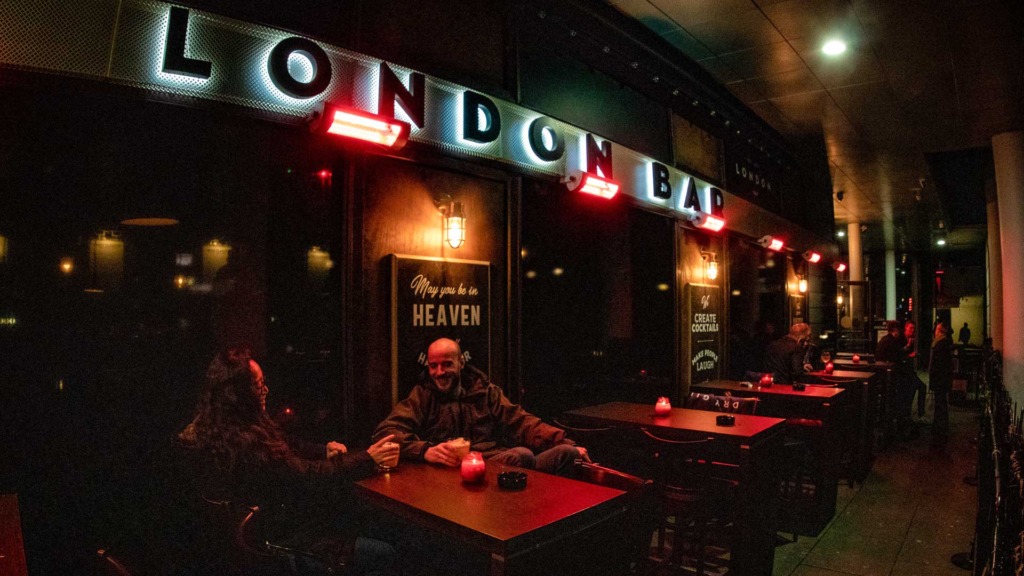 Her kan man sidde ude hos London Bar