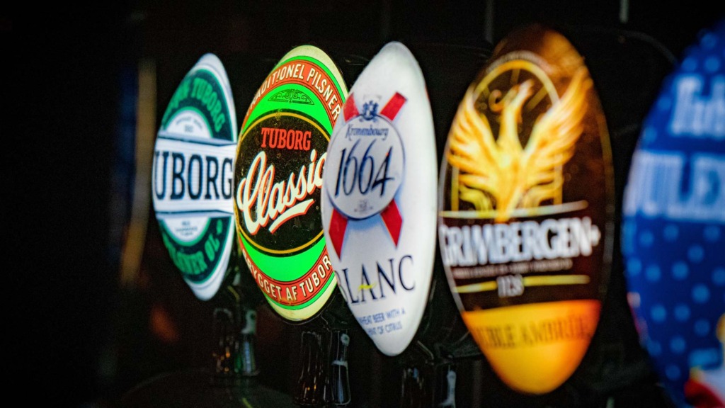 Det er Carlsberg som sidder p&aring; &oslash;lhanerne hos London Bar