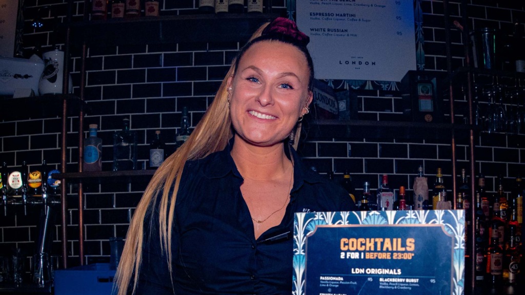 En af v&aelig;rtinderne hos London Bar