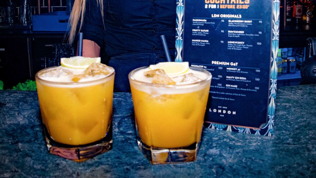 Et par cocktails hos London Bar