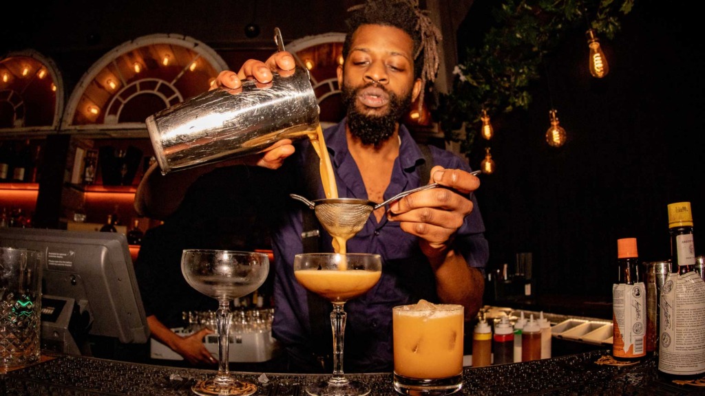 Bartender mixer drinks hos LouLou i &Aring;rhus