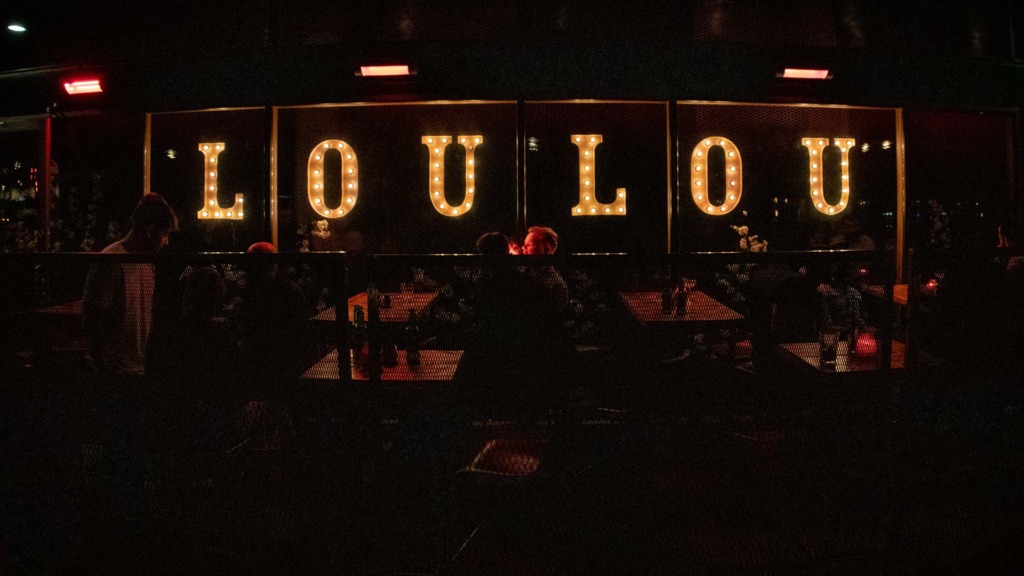LouLou - cocktailbar og natklub en sen nattetime