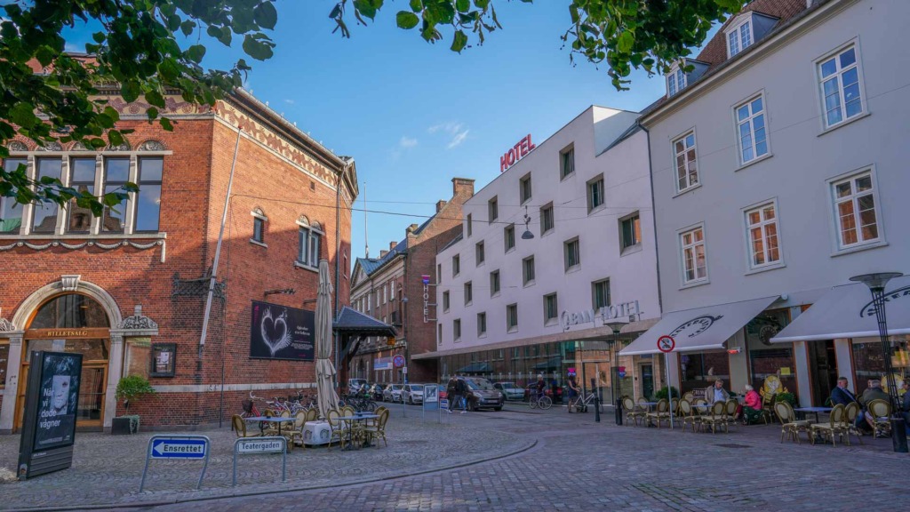 Brostenene foran Teaterkatten