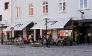 Teaterkatten over for Aarhus Teater på Bispetorv i Kannikegade