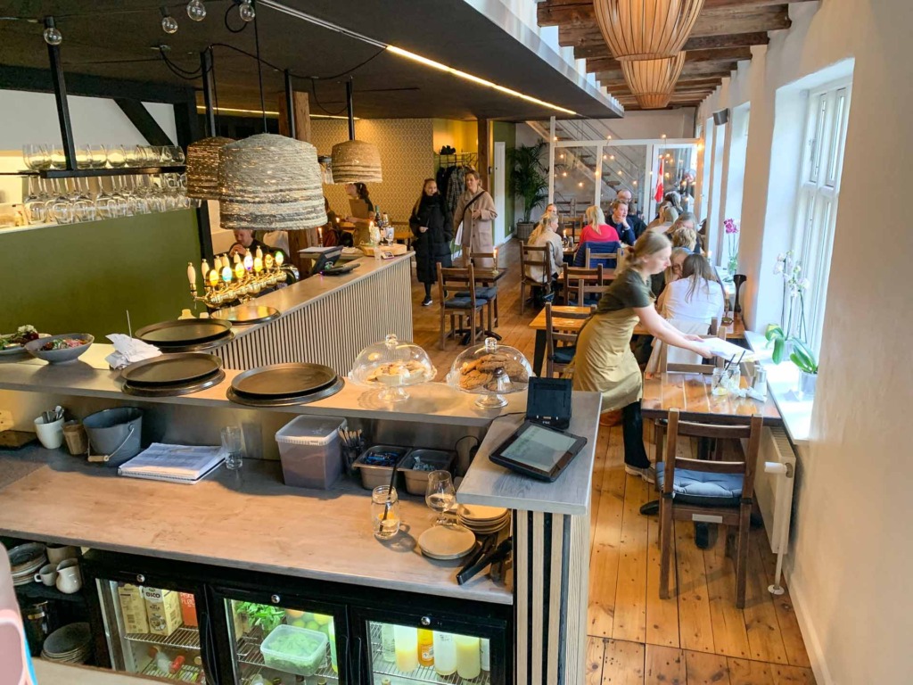 Det er smukke lokaler, G&aring;rdCafeen har installeret sig i