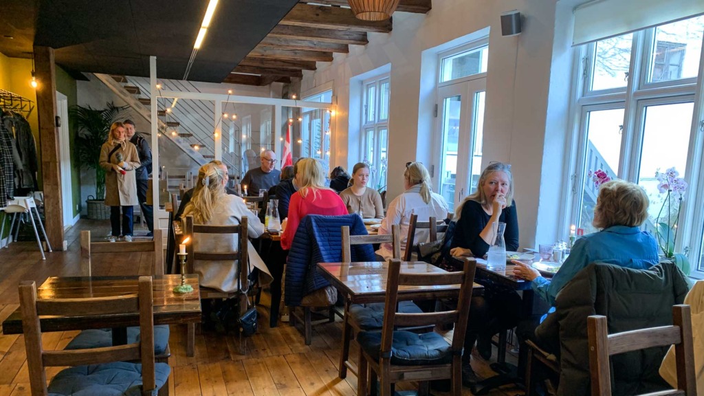 Godt med g&aelig;ster hos G&aring;rdCafeen