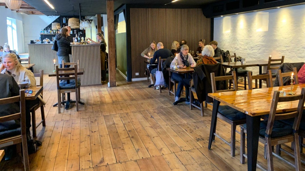 Hos G&aring;rdCafeen er der plads til alle uanset alder
