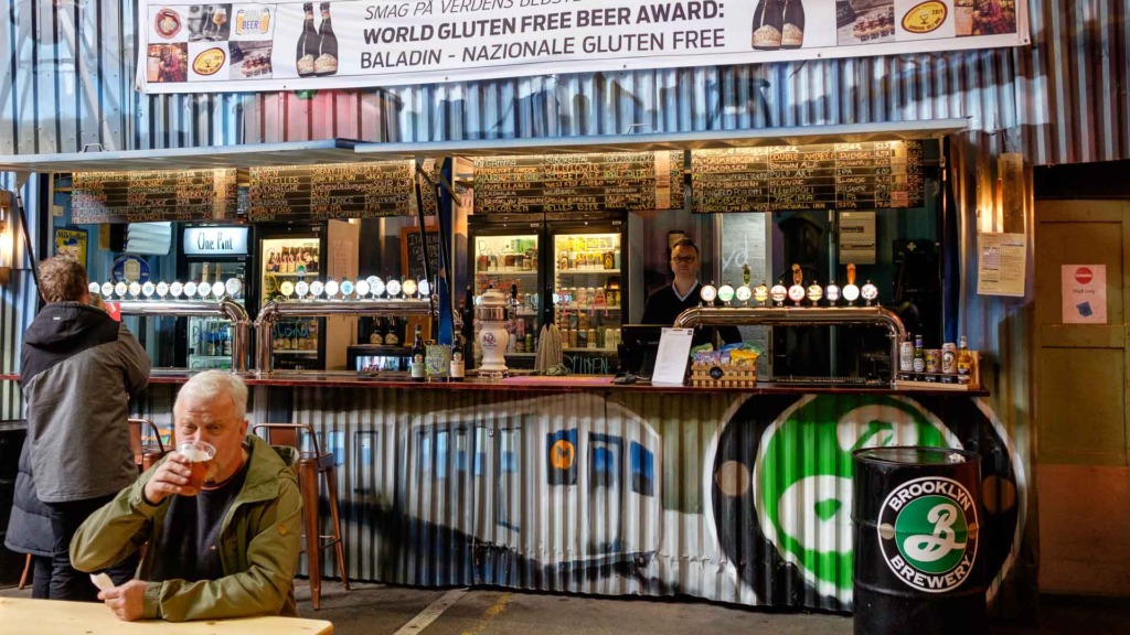 &Oslash;l til maden er godt. Men hvad skal du v&aelig;lge? Bartenderne i &Oslash;lbaren st&aring;r klar til at hj&aelig;lpe og r&aring;dgiver gerne.&Oslash;l til maden er godt. Men hvad skal du v&aelig;lge? Bartenderne i &Oslash;lbaren st&aring;r klar til at hj&aelig;lpe og r&aring;dgiver gerne.