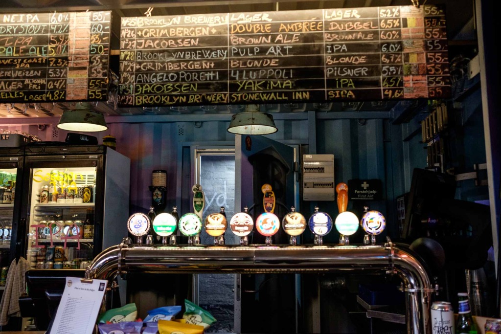 P&aring; hylderne har &Oslash;lbaren mere end 140 forskellige special&oslash;l.