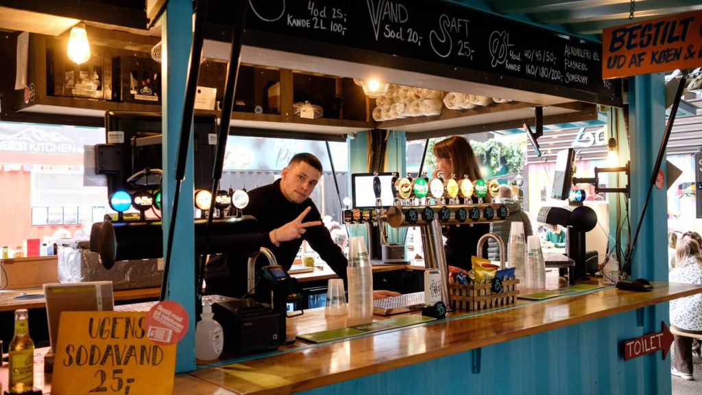 Her samles alle typer af mennesker i alle aldre.