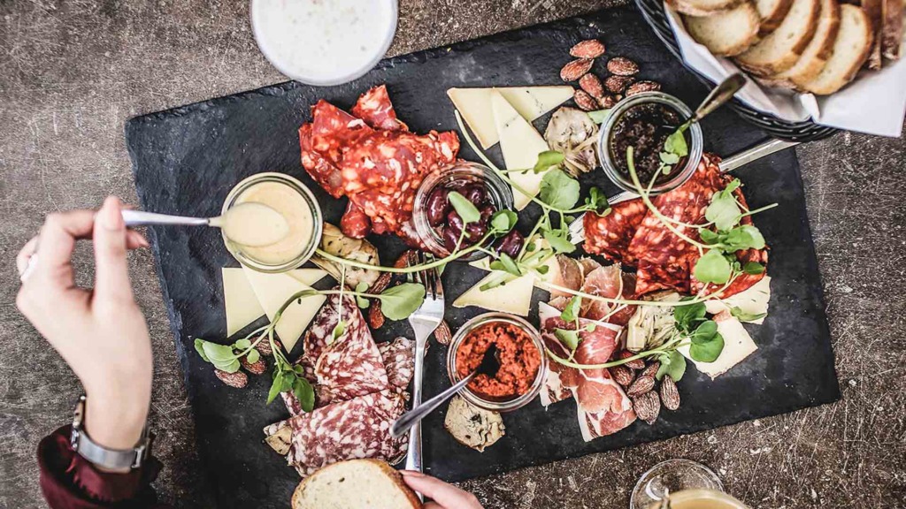 Alberts tapasmenu, hvor der udover tapas er &oslash;l og vin ad libitum