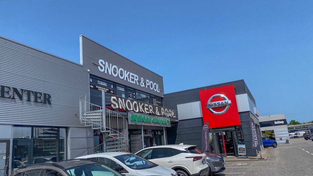 P&aring; Ravns&oslash;vej i Risskov ligger Aarhus Snooker & Pool, som er en af de st&oslash;rre billardsaloner i Danmark