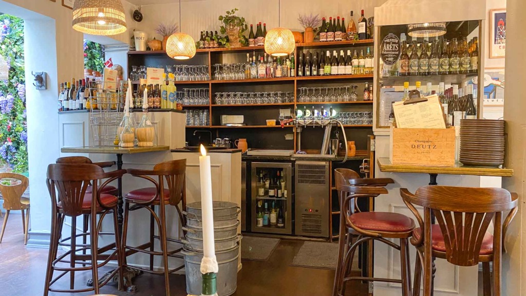 De har fundet et godt og smagfuldt mix, hvor man klart f&oslash;ler, man sidder p&aring; en restaurant med bar.