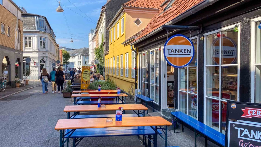 Borde og b&aelig;nke udde foran Tanken i Graven