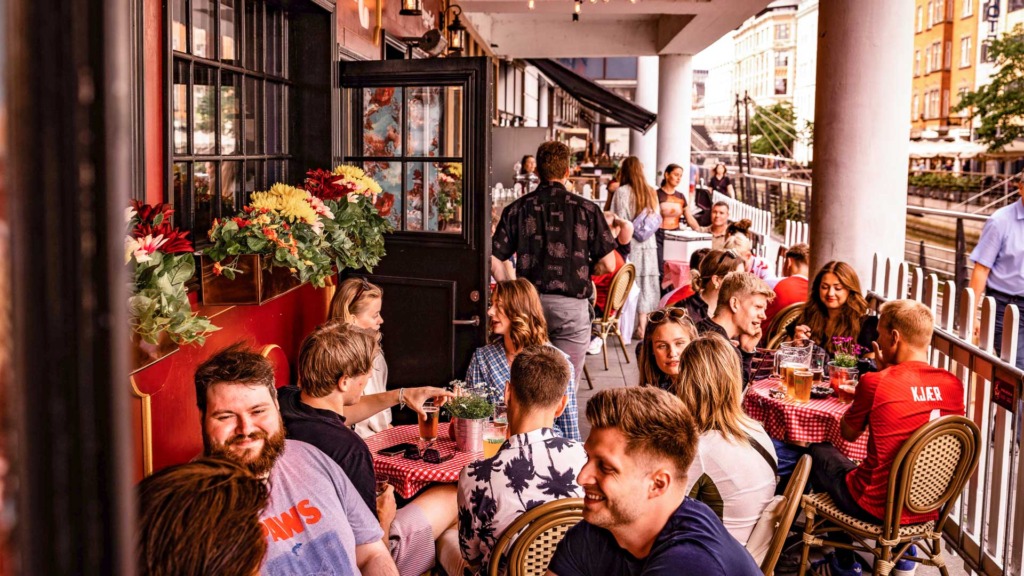 Rabalder Bar ved &aring;en i Aarhus en sommerdag