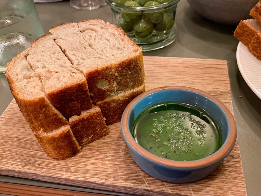 Br&oslash;d og pesto hos CAPO Vin & Mad bar