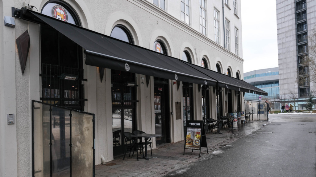 To Kolde ved åen set udefra