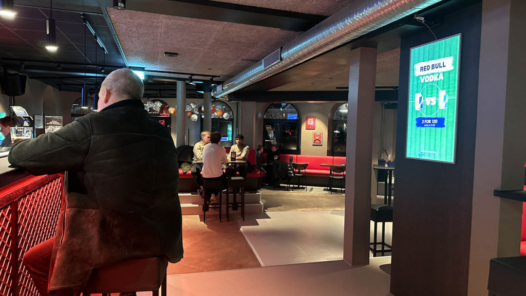 Man sidder fint i baren p&aring; To Kolde ved åen