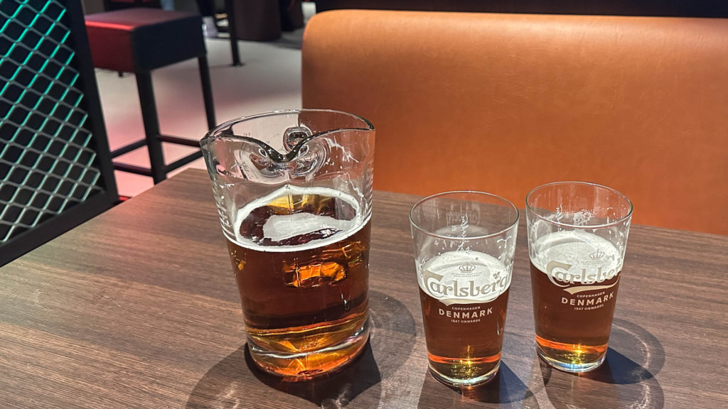 En kande &oslash;l og to glas