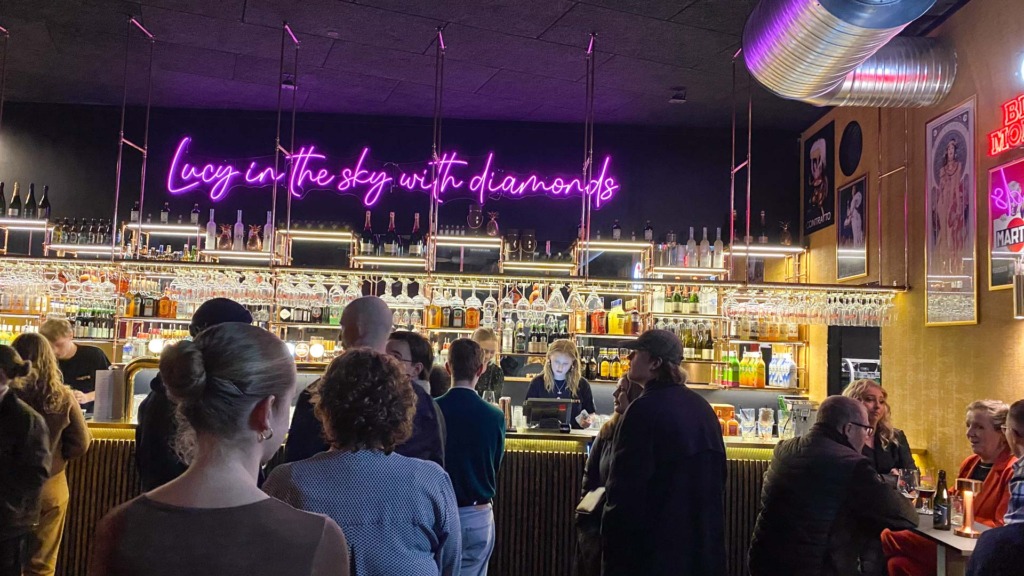 K&oslash; til baren hos Lucy's