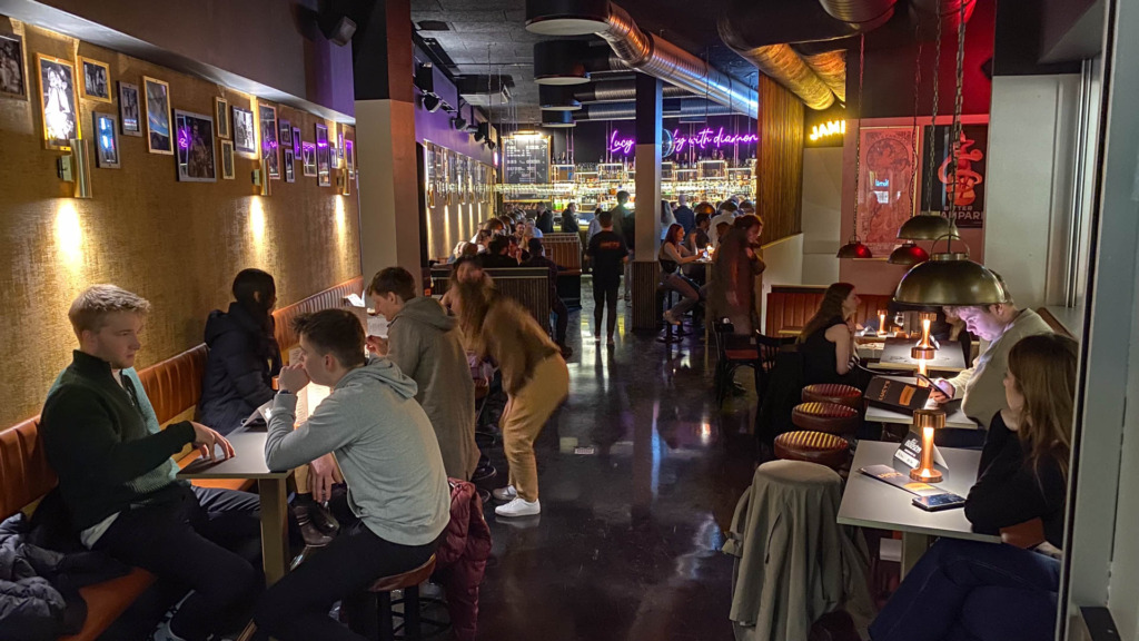 Her er p&aelig;nt med unge g&aelig;ster hos Lucy's i Aarhus