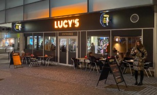 Lucy's i Aarhus set udefra
