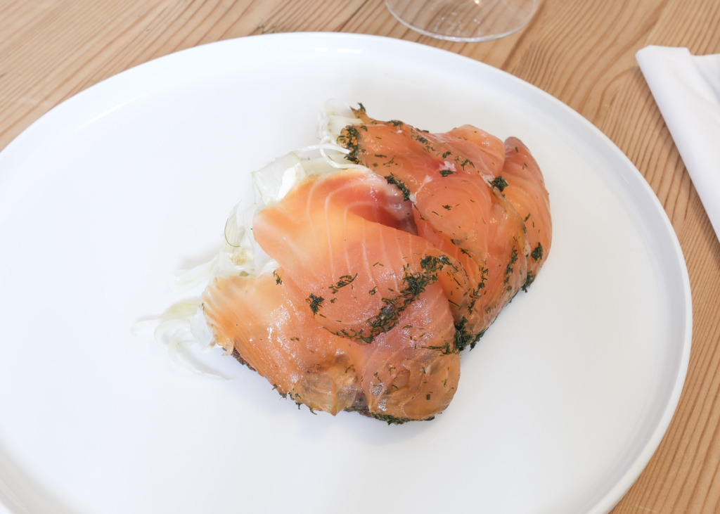 Et stykke med laks fra AANKL'S i Frederiks All&eacute;