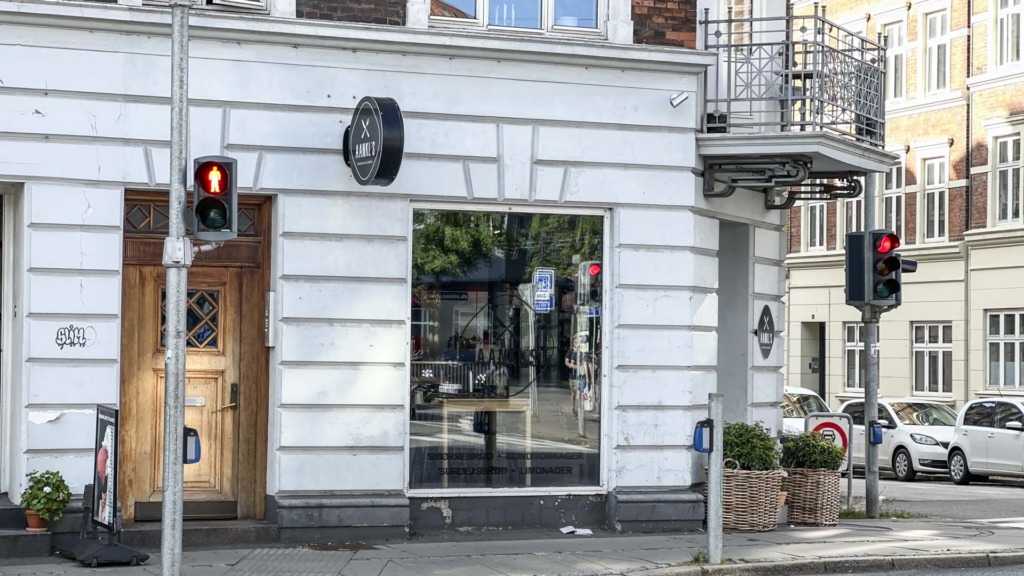 AANKL'S i Frederiks All&eacute; set udefra